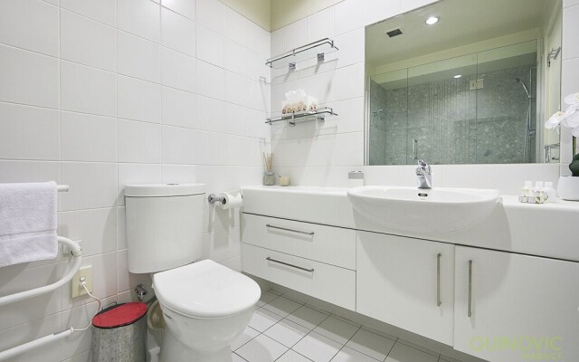 QV Spacious Bright Apartment with Balconies and Parking - 932