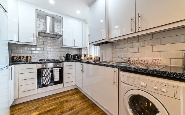 Heathrow Clean 2Bedroom Apt with Parking