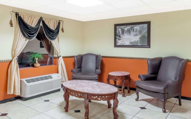 Clarion Pointe Valley Inn