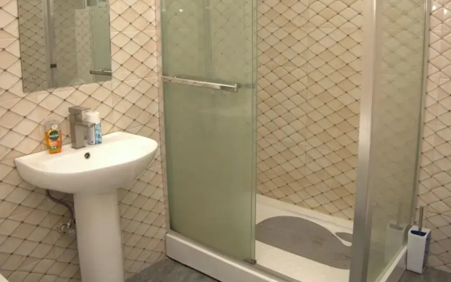 House-sleeps8-parking-jacuzzi