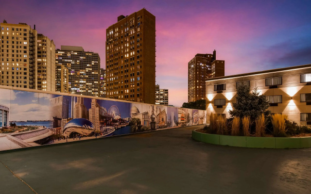 La Quinta Inn & Suites by Wyndham Chicago - Lake Shore