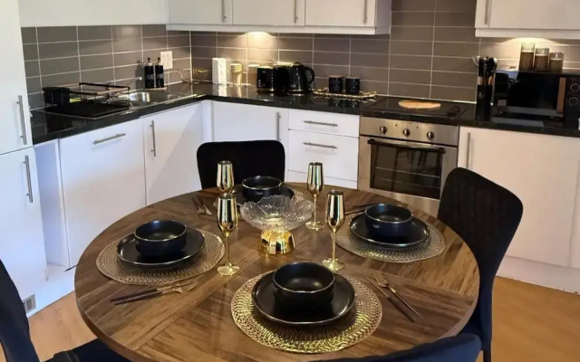 Flat - Sleeps 4 - Parking - Balcony - Pet Friendly