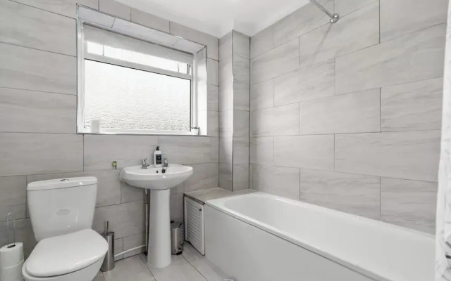 Staines House-3bed-sleeps7- Freep-close to Airport