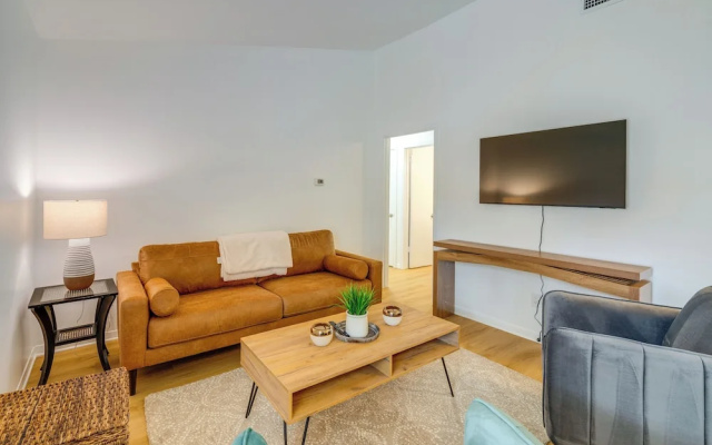 Walk to Campus: Creekside Austin Duplex!