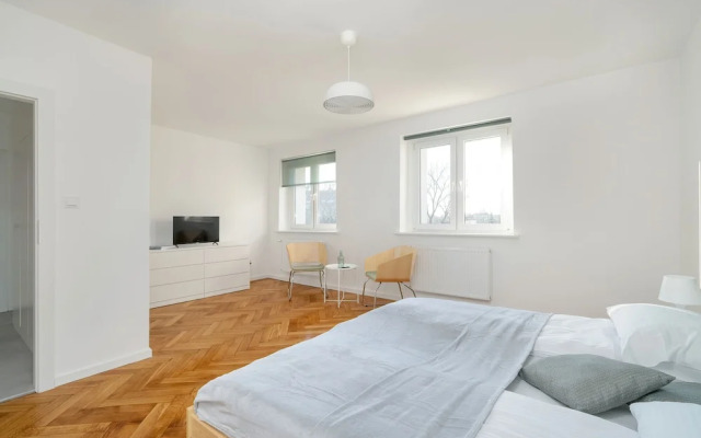 Studio With Outdoor Parking by Renters