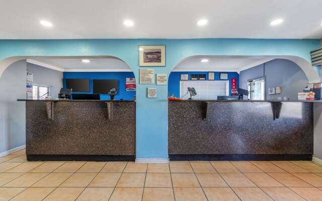 Econo Lodge Inn & Suites