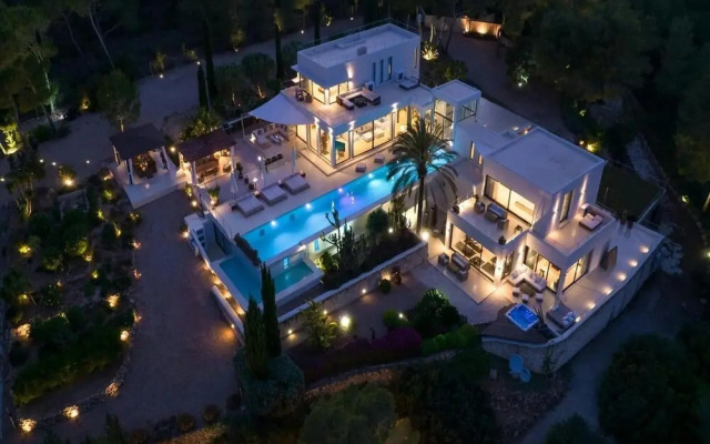 Holiday Home With Stunning Infinity Pool