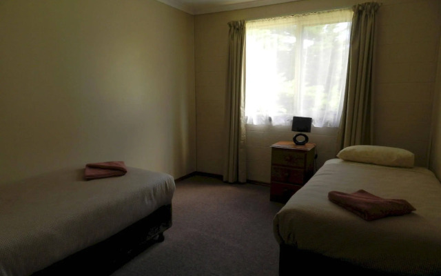 Twelve Apostles Motel & Country Retreat