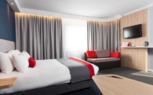 Отель Holiday Inn Express London Luton Airport by IHG