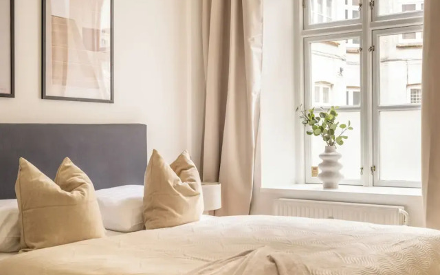Sanders Noble - Fantastic 5-bdr Apt in the Capital