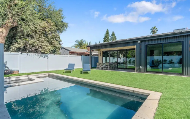 Noble Modern - Urban Sanctuary in Sherman Oaks With Poolside and Patio
