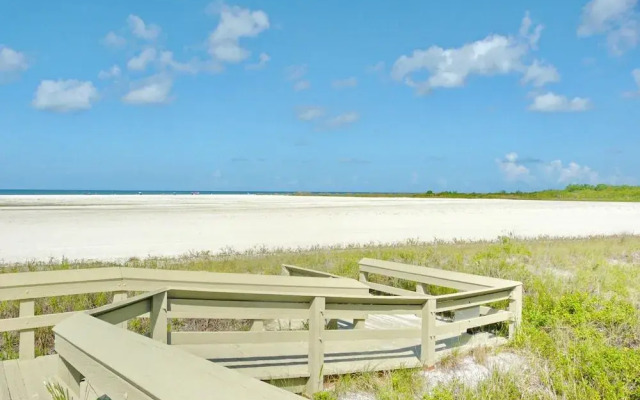 Cozy Beachfront Condo With Pool and Ocean Views