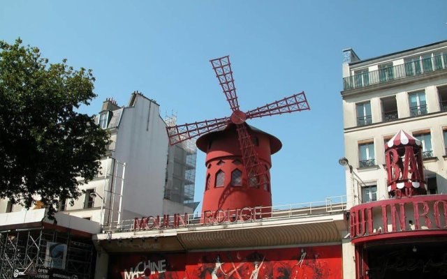 Moulin Rouge Backstage