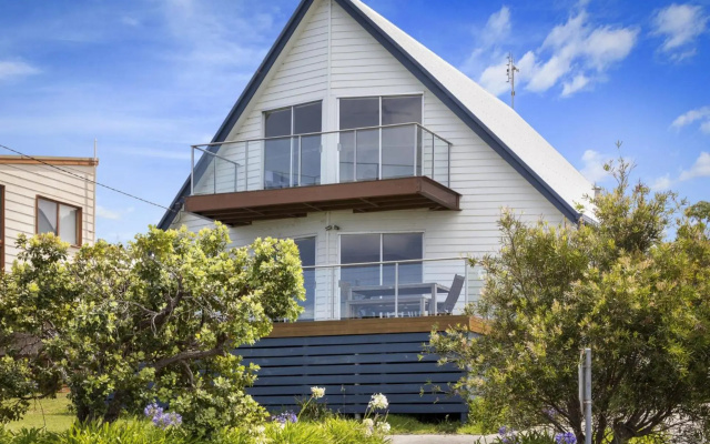 Sea Sunrise Ocean Views and Walk To Beach — hotel in Skenes Creek