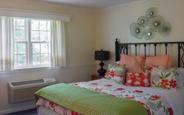 Edgewater Inn & Riverside Grill