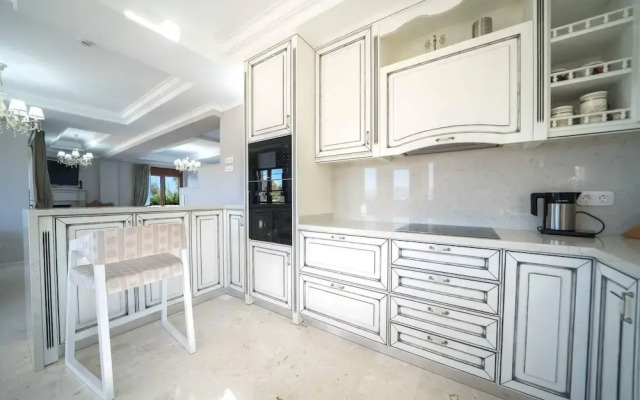 Karyo Villa,- 4bd, 3min On Foot From The Beach!