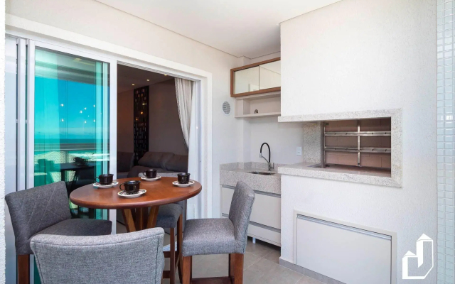 Apartamento com vista para o mar com 02 suítes