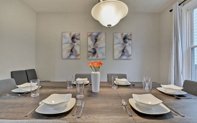 Spacious 6BR/3BA House w/ Parking! Sleeps 20!