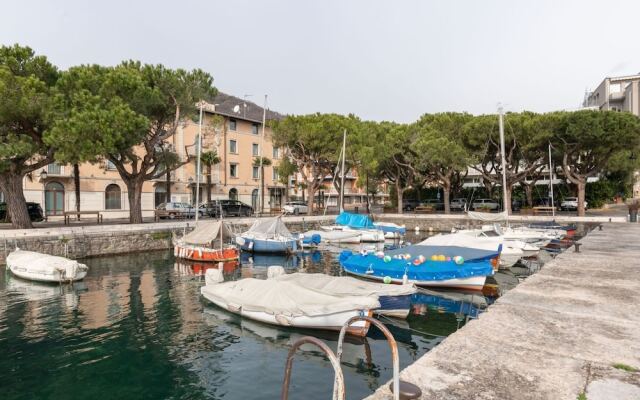 Snug Holiday Home in Salò With Balcony