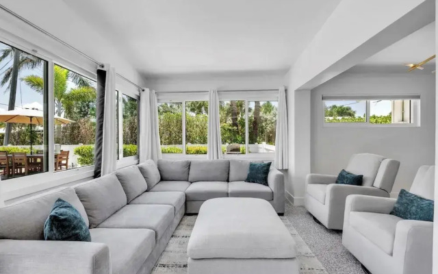 The Palm Leaf 3 Bedroom Home by RedAwning