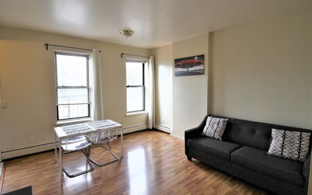 Modern Apartment minutes to NYC