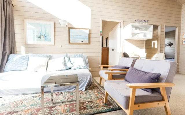 3 Bedroom Home with Harbour Views