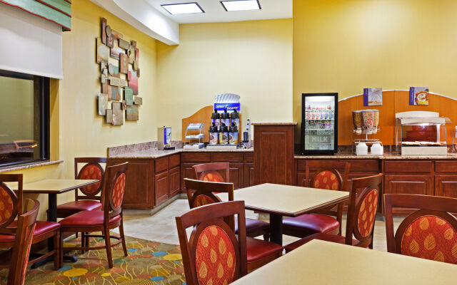 Holiday Inn Express & Suites Greensboro-(I-40 Wendover), an IHG Hotel