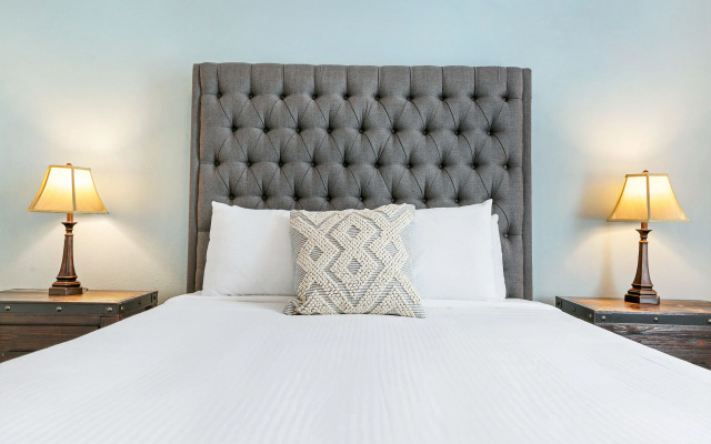 Amazing 4BR w Balcony by Hosteeva