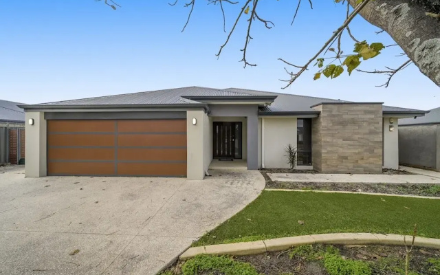 Spacious 4-bed House With Outdoor Area
