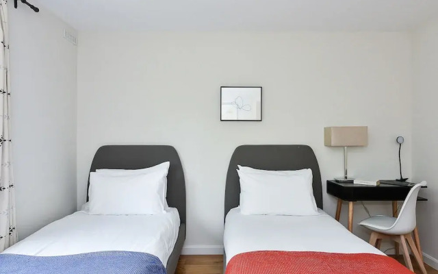 Large 4BR House in S.W. London - Sleeps 10!