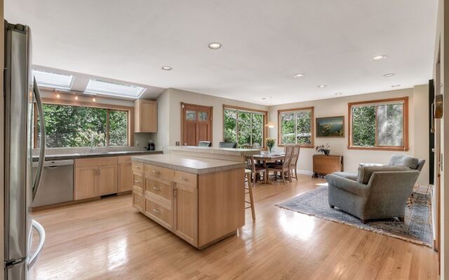 Lovely Laurelhurst - Music Room & Sunny Yard 3 Bedroom Home