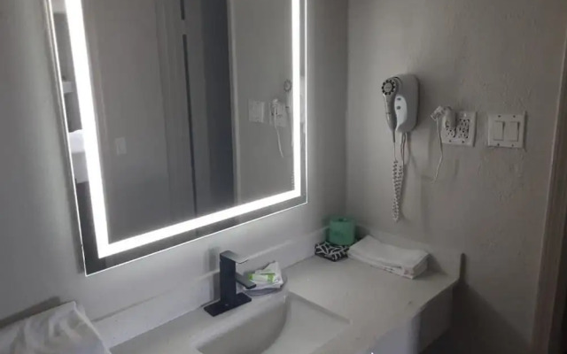Causeway Inn - Metairie