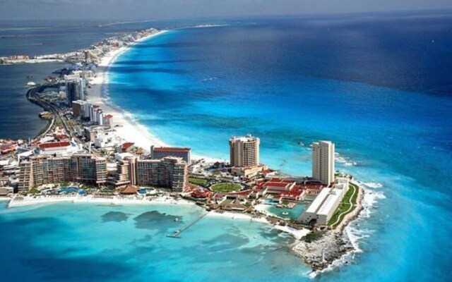 Cancun La Joya Pool Escape