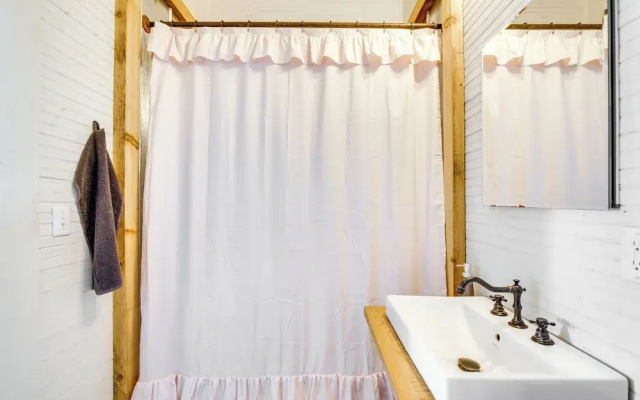 Charming 100-year-old Home < 1 Mi to Downtown