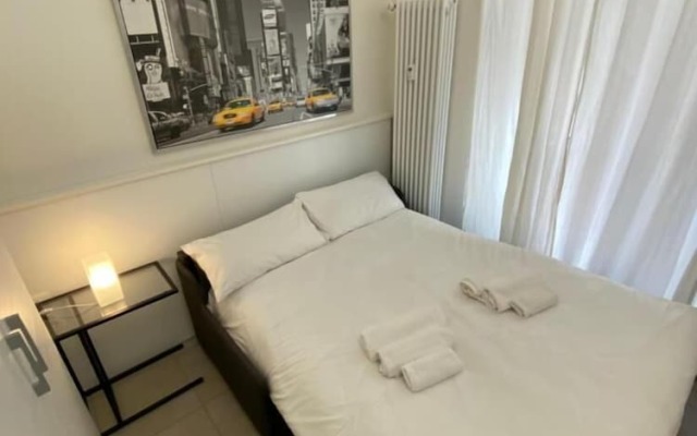 Room in Apartment - Small Charming Suites