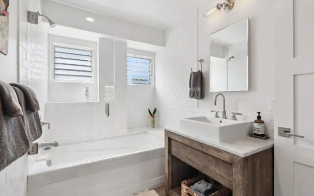 Hale Hanalei 5 Bedroom Home by RedAwning