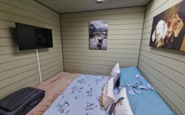 Stunning 1-bed Shepherd hut