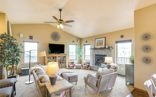 Spearfish Retreat w/ Fireplace + Mountain Views!
