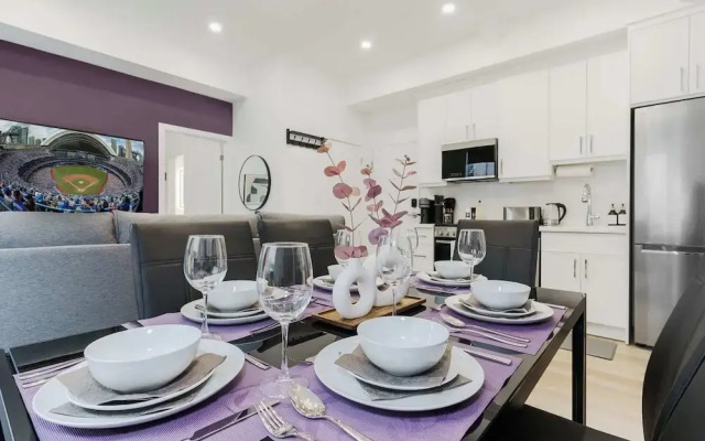 Elegant Suite—Near Kensington Market, Sleeps 8