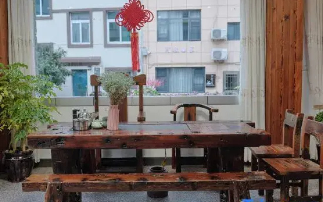 Jinyun welcomes guests to the homestay