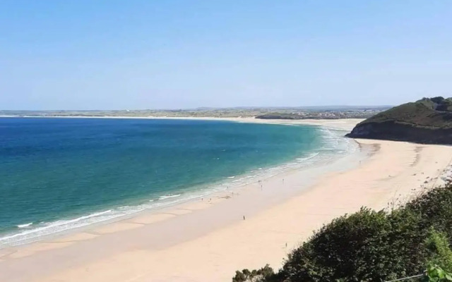 Luna Beach - Luxury Carbis Bay Apartment + Parking