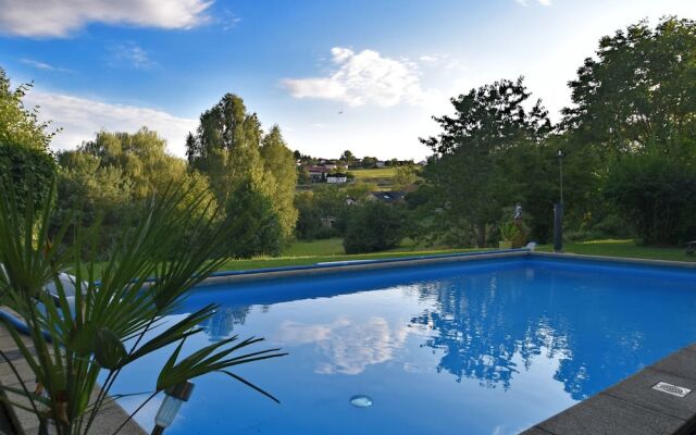Tranquil Garden Apartment
