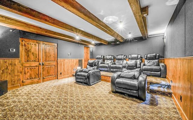 Inuksuk Lodge 4800 sq ft of Excellence