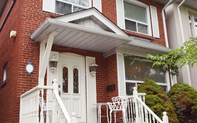 Spacious Artistic House in Toronto