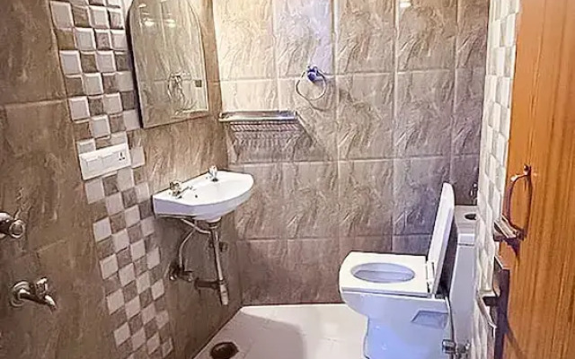 Roomshala 142 Bed Chamber South ex