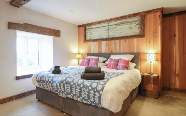Godre'r Gyrn, Plas Moelfre Hall Barns