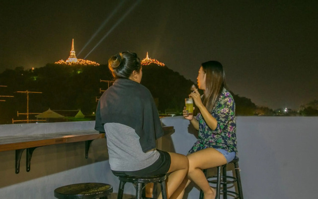 Chedi View Hostel & Rooftop Bar