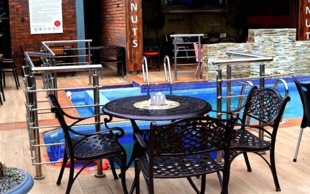 Q Nuts Lounge And Suites