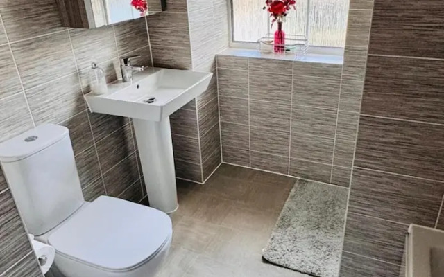 High END Spacious 4 Bed House - Free Parking