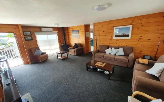 Pohutukawa Lodge by Orewa Beach